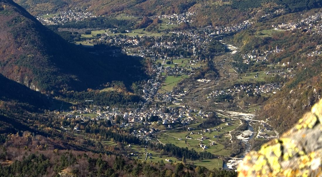 I paesi della Valle Vigezzo visti dall&rsquo;alto, nel fondovalle tra i boschi